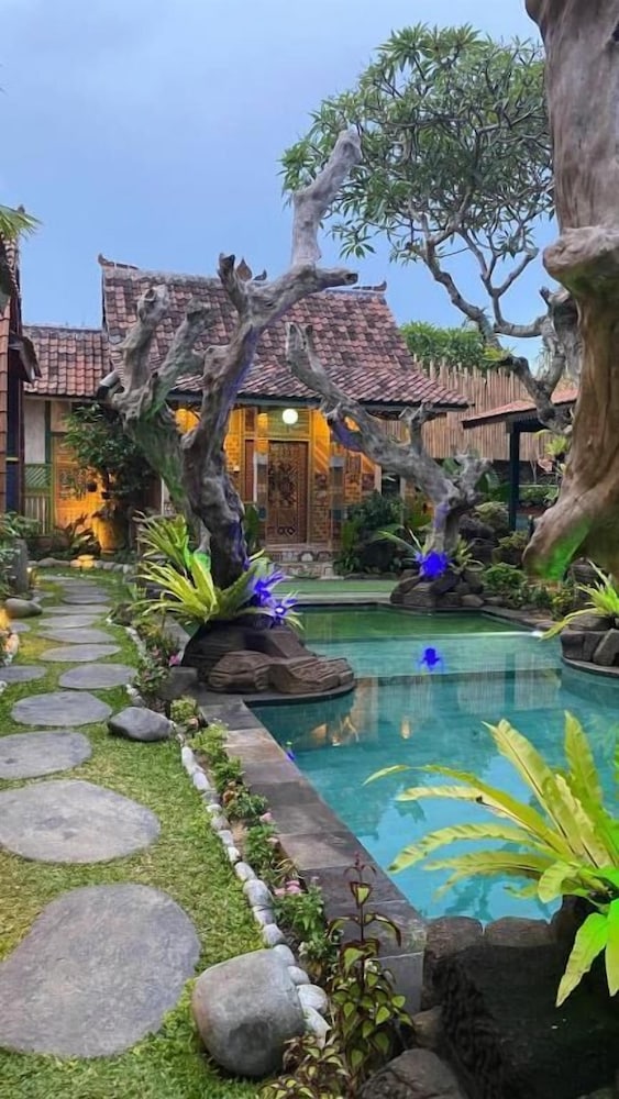 keris art shop and villa telaga wana