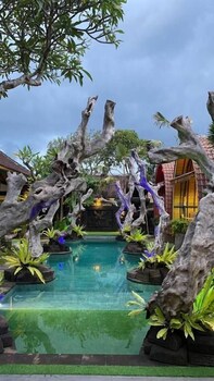 keris art shop and villa telaga wana