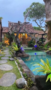 keris art shop and villa telaga wana