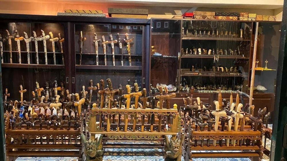 keris art shop and villa telaga wana