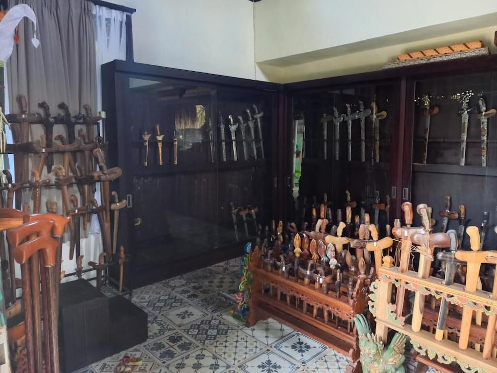 keris art shop and villa telaga wana