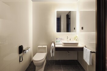 Holiday Inn Express Qingdao Jinshui,,4 star