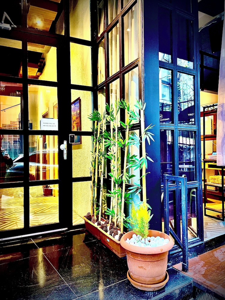mates port hotel