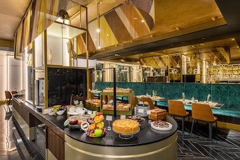 hotel emerald and suites