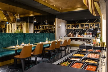 hotel emerald and suites