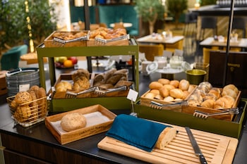 hotel emerald and suites