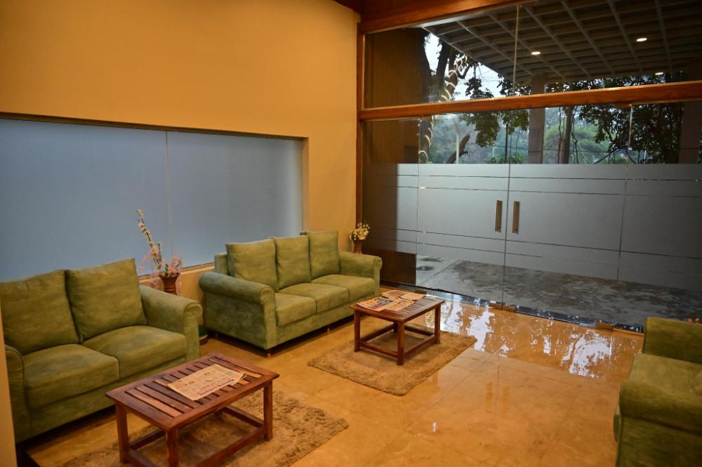 moistin business class hotel