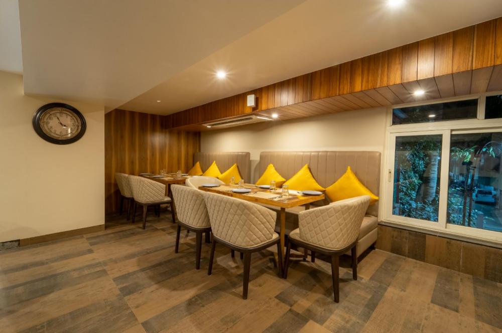 moistin business class hotel
