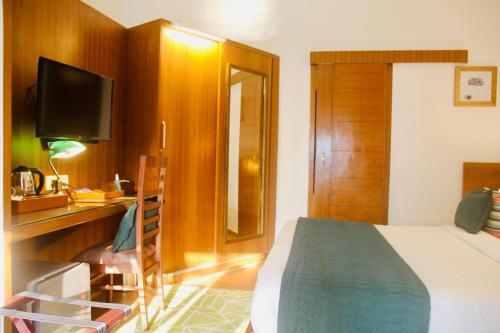 tree of life eila art hotel manali