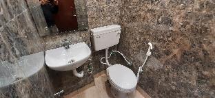 luxury flat in foreigner areof lajpat nagar with fully equipped kitch