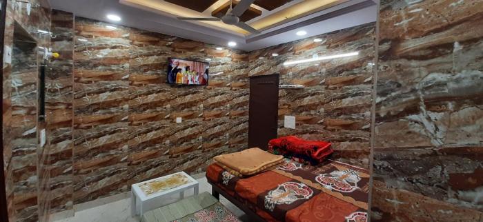 luxury flat in foreigner areof lajpat nagar with fully equipped kitch