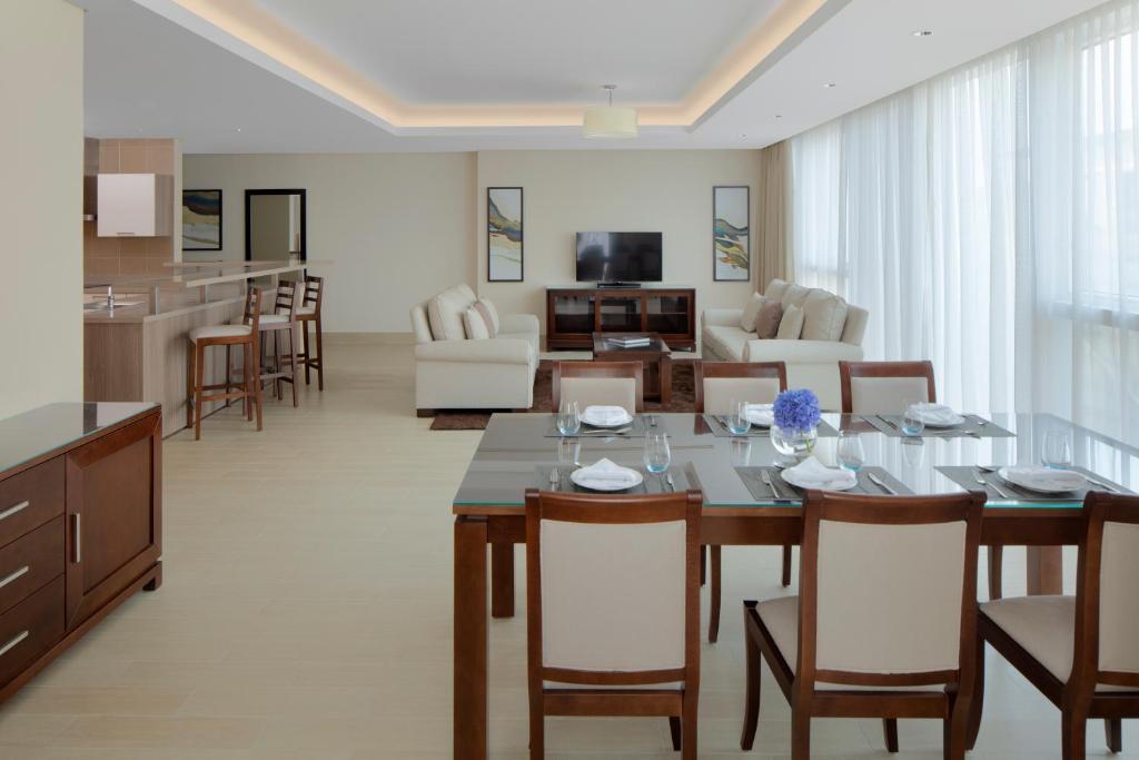 dusit hotel and suites