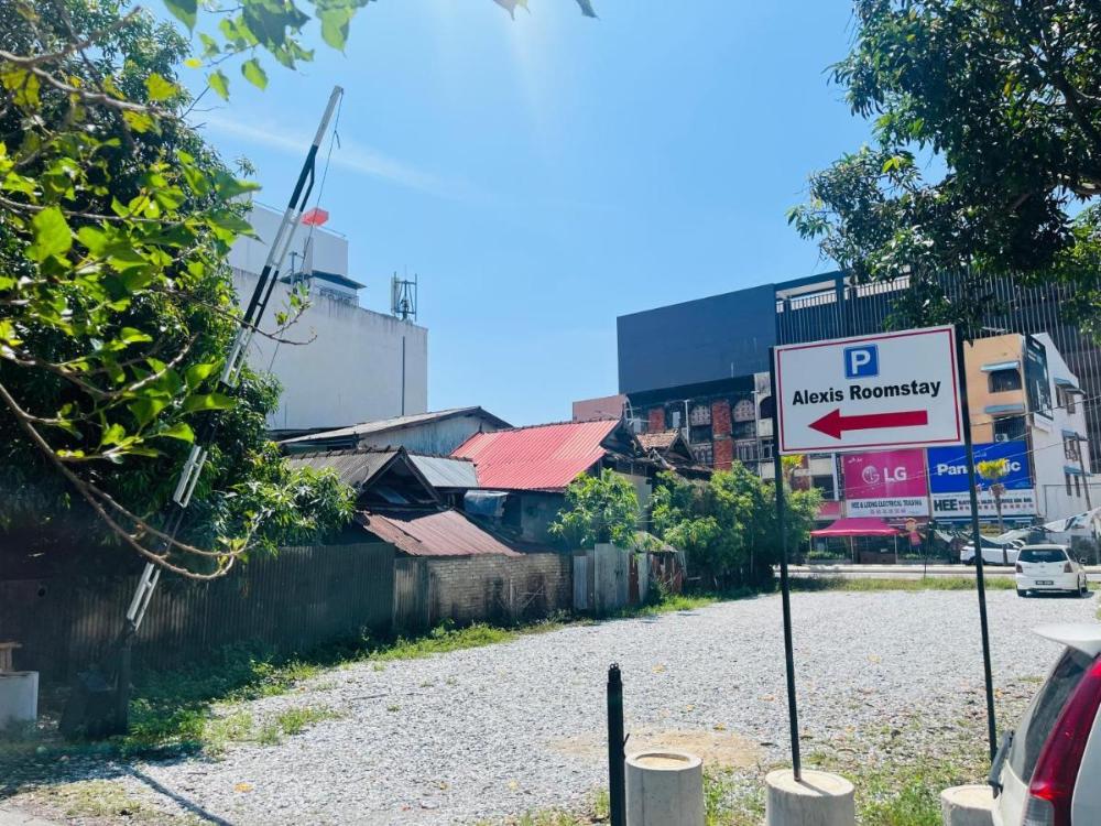 alexis kt roomstay