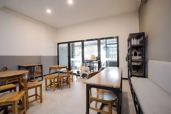 el ora inn and eatery labuan bajo redpartner