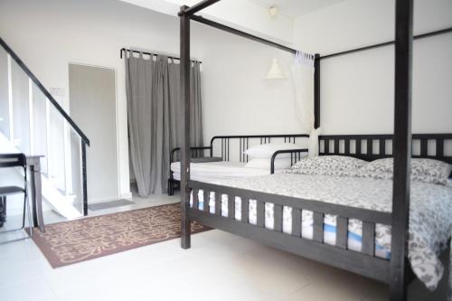 tiny boutique habitat