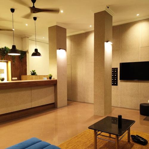 aurora court service apartment