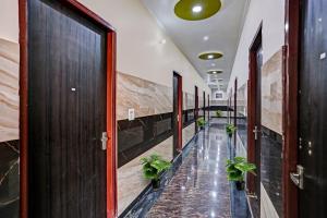 super oyo collection o nidhivan dham