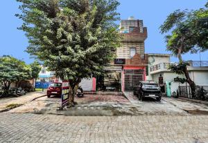 super oyo collection o nidhivan dham