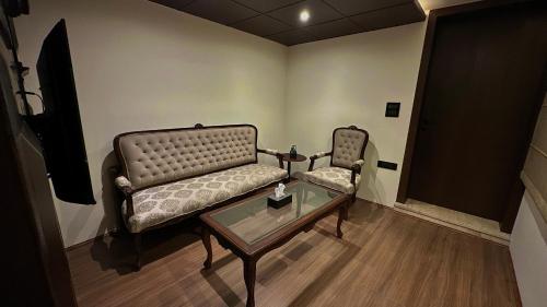 Hotel Paradise,Laripora>>Pahalgam,2 star