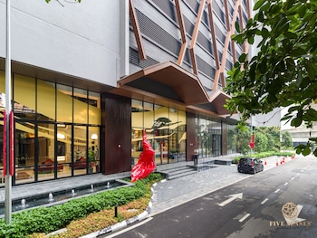 scarletz suites by five senses