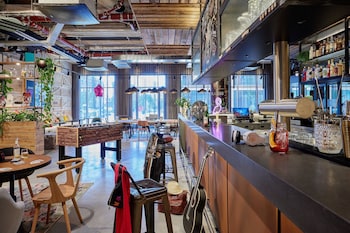 moxy cologne muelheim