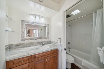 tower 1 suite 2705 qqp 1 bedroom condo by redawning