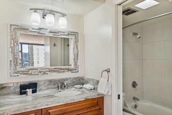 tower 1 suite 2705 qqp 1 bedroom condo by redawning
