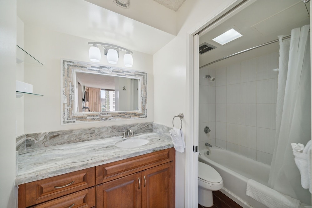tower 1 suite 2705 qqp 1 bedroom condo by redawning