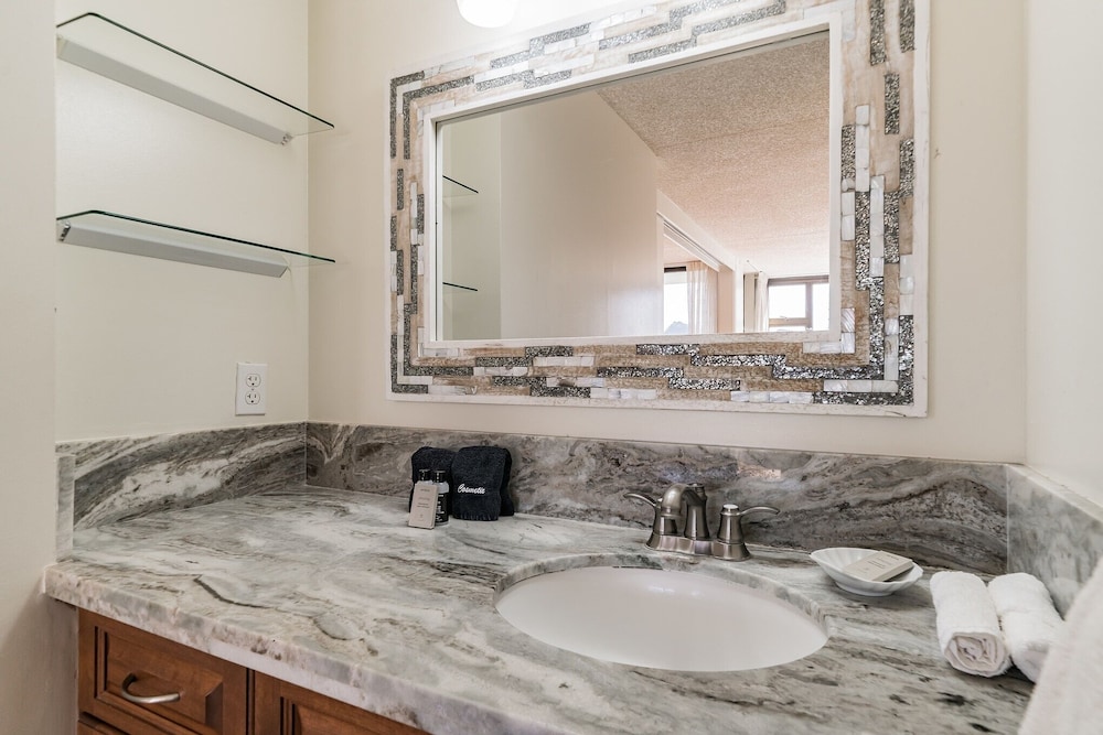 tower 1 suite 2705 qqp 1 bedroom condo by redawning