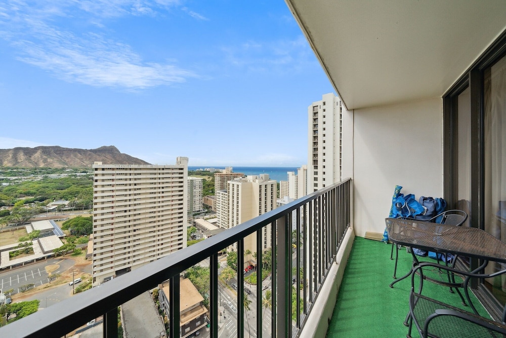 tower 1 suite 2705 qqp 1 bedroom condo by redawning