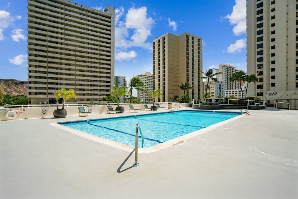 tower 1 suite 2705 qqp 1 bedroom condo by redawning