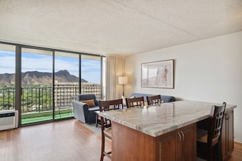 tower 1 suite 2705 qqp 1 bedroom condo by redawning