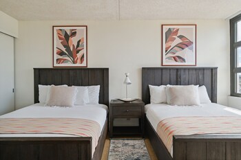 tower 1 suite 2705 qqp 1 bedroom condo by redawning