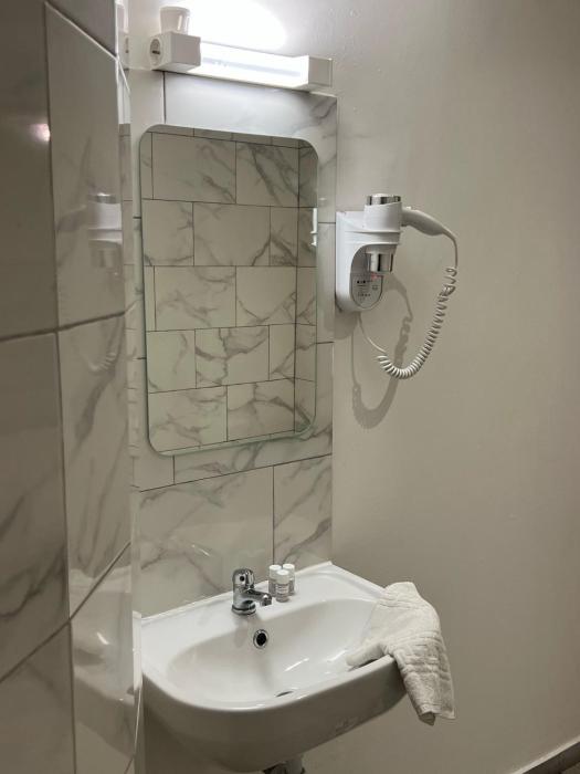 le montclair montmartre by river hostel