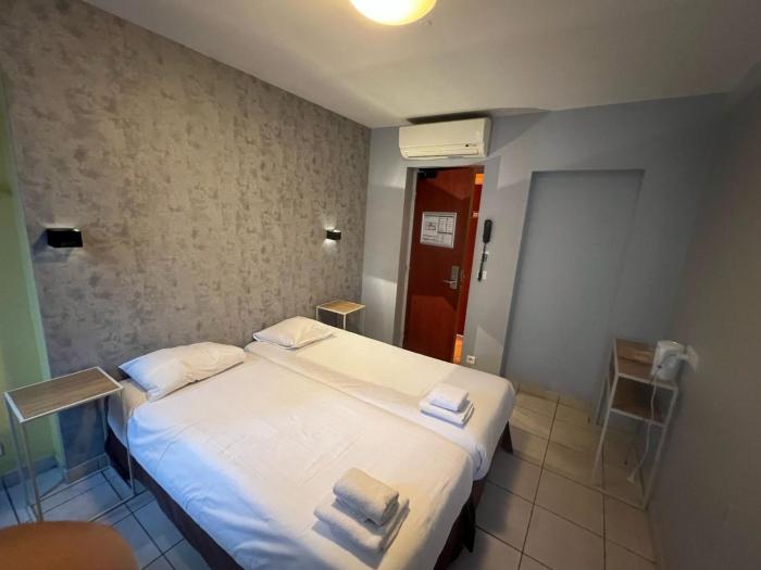 le montclair montmartre by river hostel