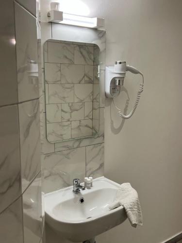 le montclair montmartre by river hostel