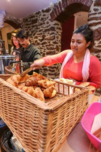 le montclair montmartre by river hostel