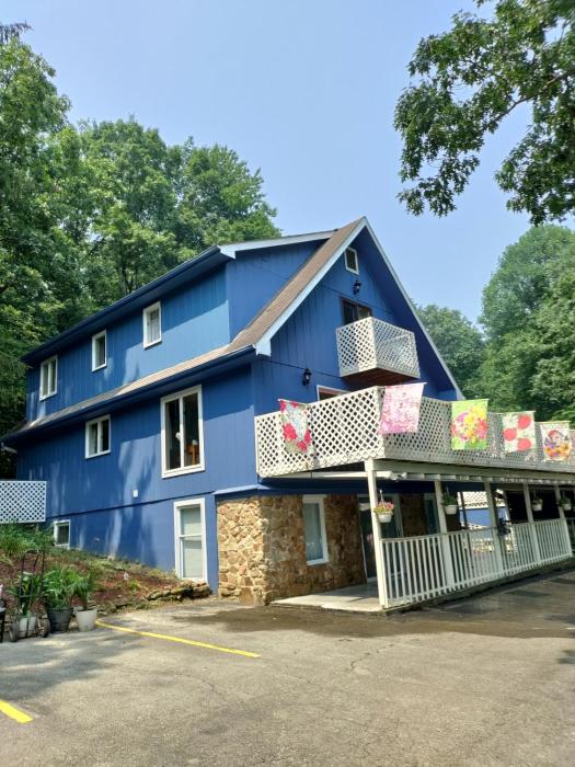 lil black bear inn