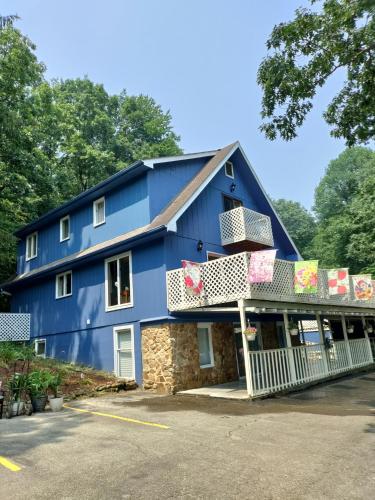 lil black bear inn
