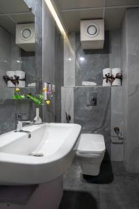 hotel monarch international