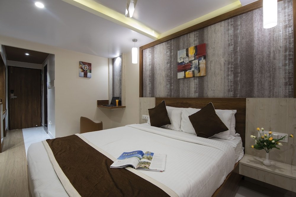 hotel monarch international