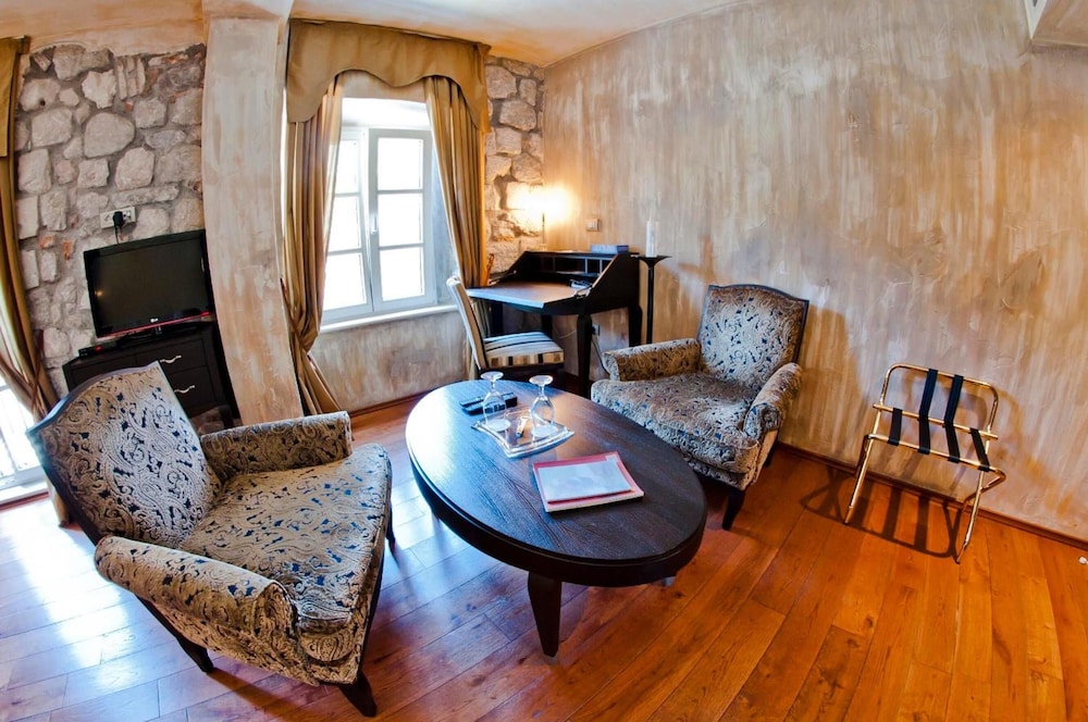 boutique hotel astoria kotor