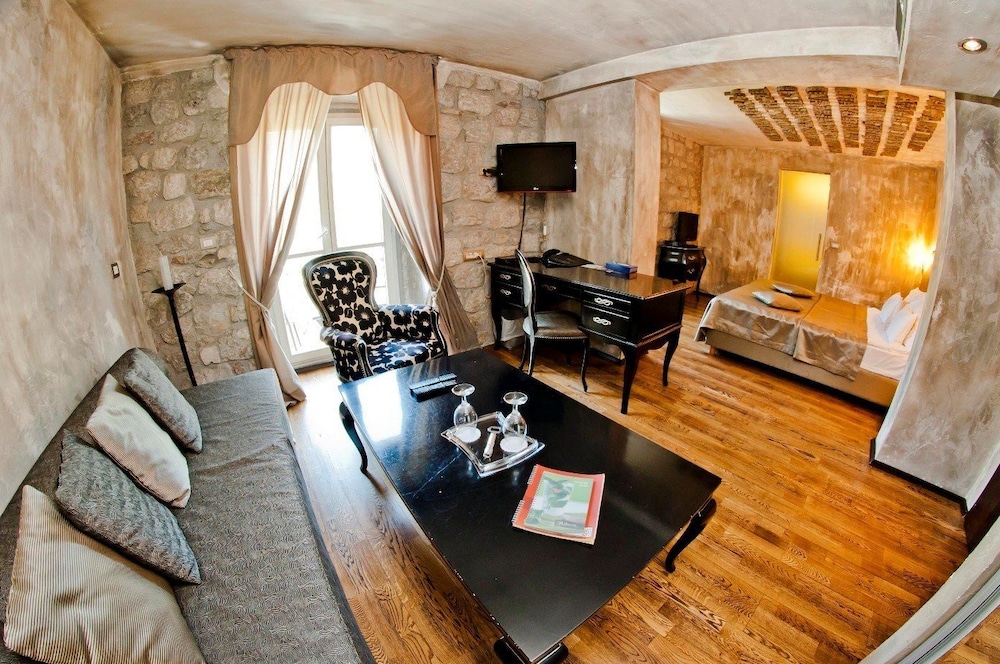 boutique hotel astoria kotor