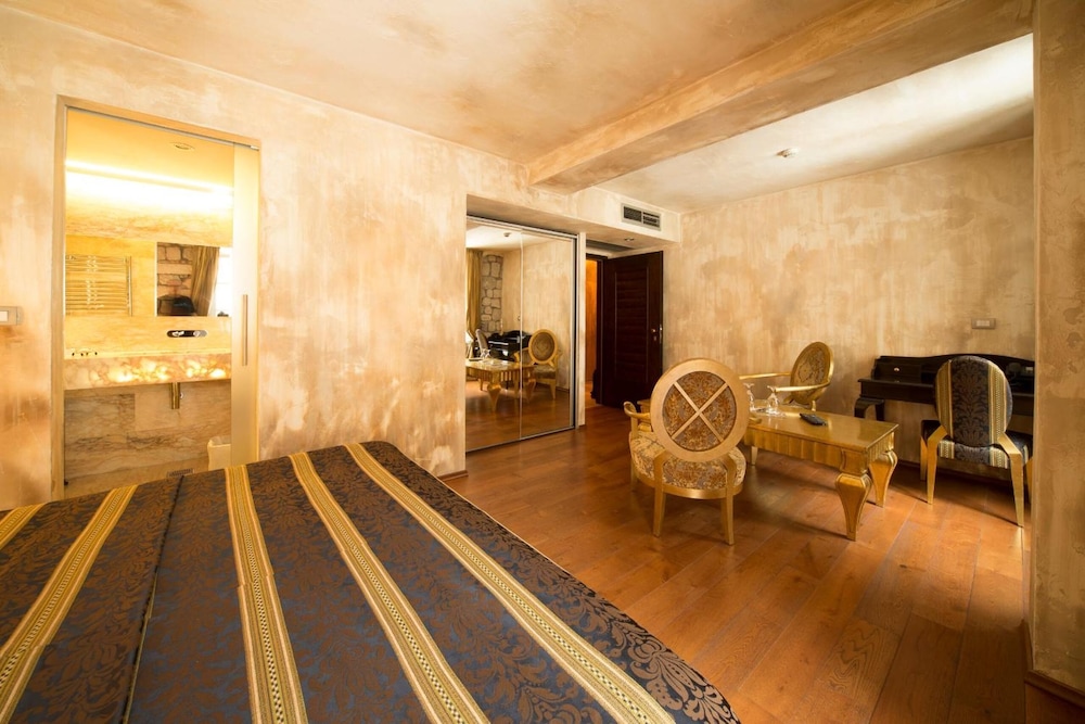 boutique hotel astoria kotor