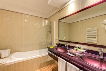 augusta lucilla palace