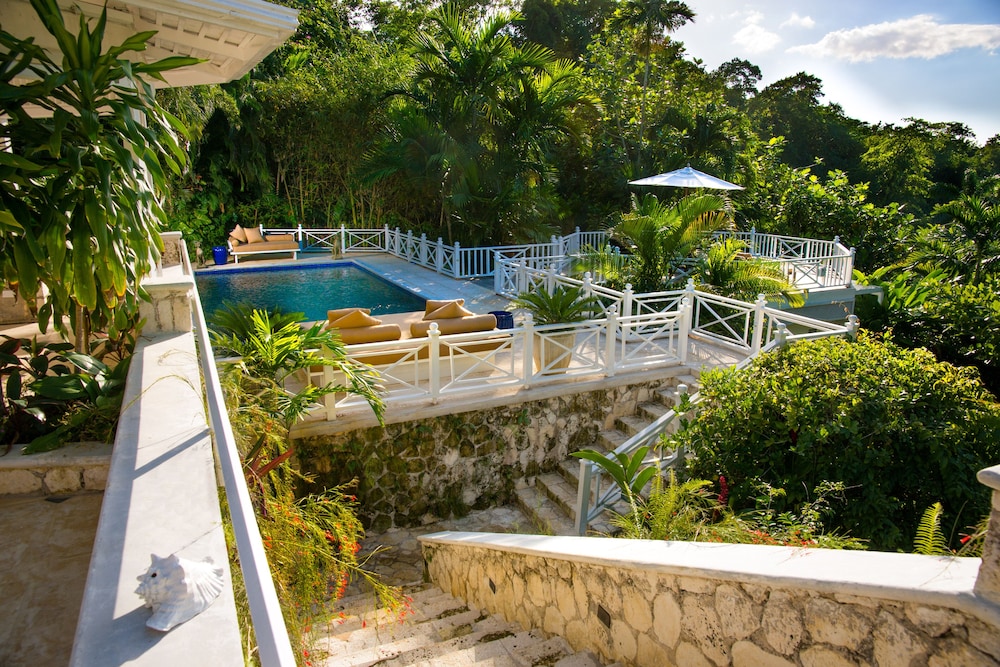 round hill hotel and villas