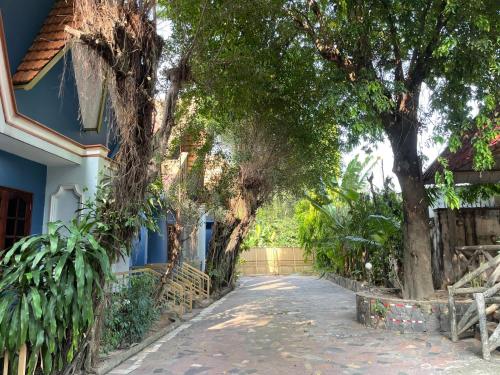 song tra hotel by zuzu