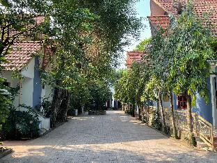 song tra hotel by zuzu