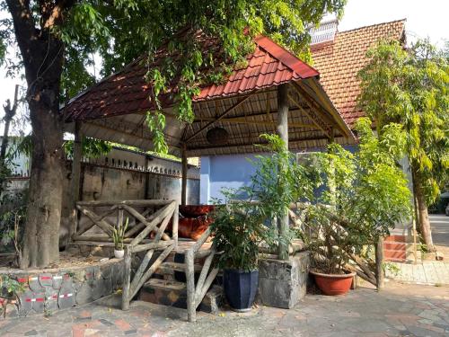 song tra hotel by zuzu