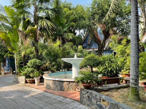 song tra hotel by zuzu